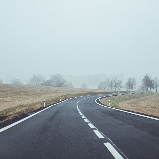 Verlassene Straße im Nebel
