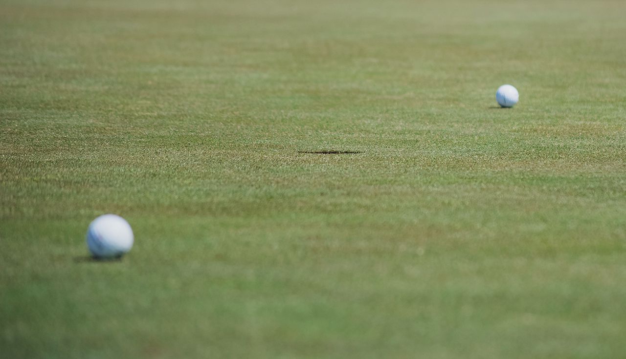 Golfbälle auf dem Rasen