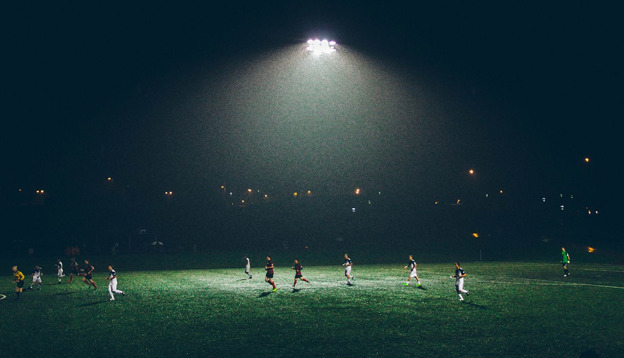 Fussballplatz im Flutlicht