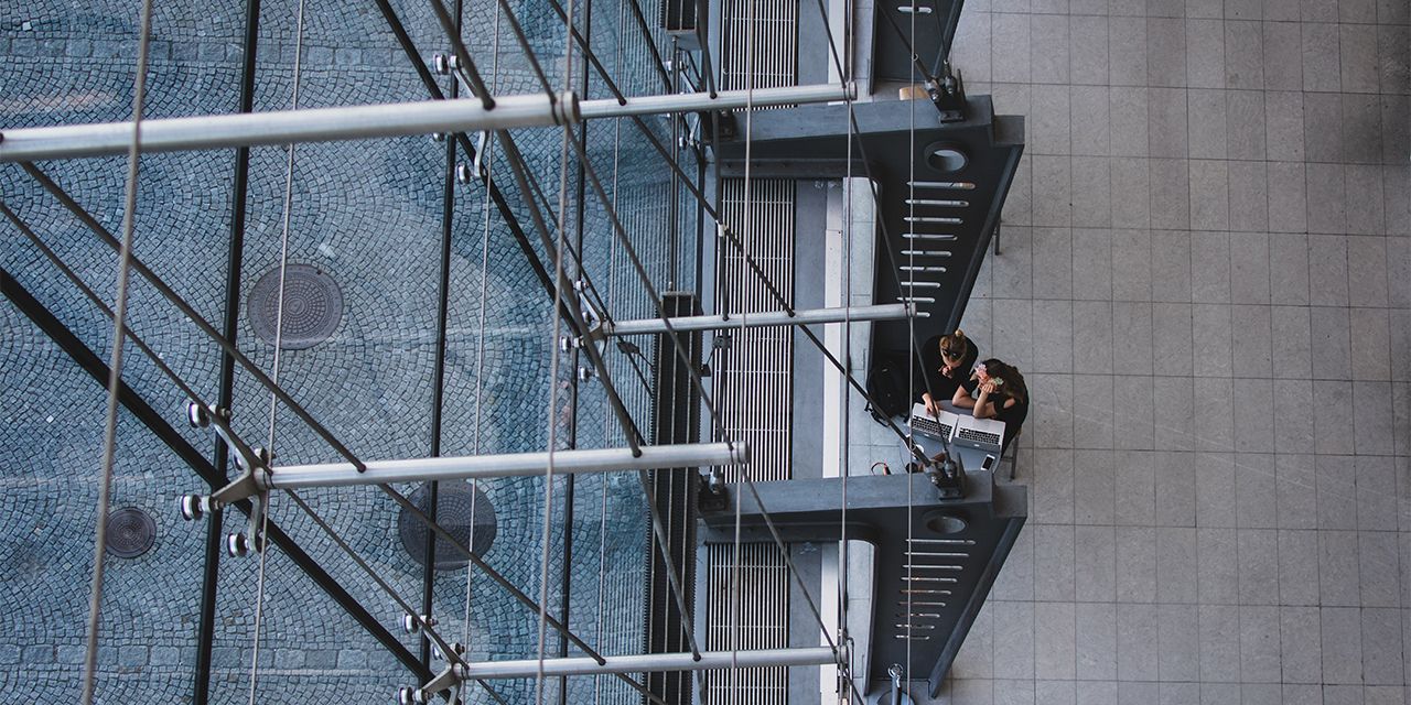 Gebäude mit Glasfassade von innen