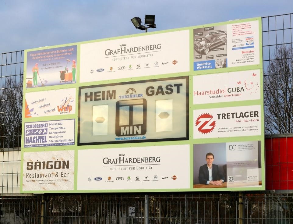Unser Torzähler Plus, auch an einem Ballfangzaun zu befestigen
